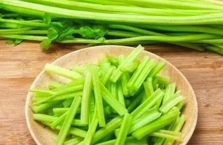 1芹菜属于凉性蔬菜,长期食用芹菜对身体健康有着很大的帮助.