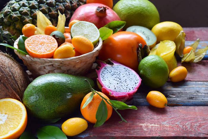 混合成熟的热带水果与鳄梨芒果金桔猕猴桃柑橘超级食品背景素食生食
