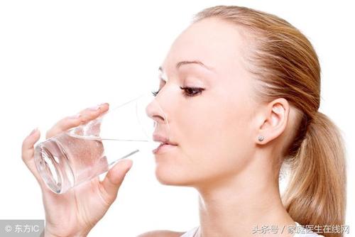 女人一天喝多少水对皮肤好一天8杯水你会喝吗