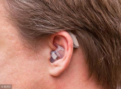 一只助听器一耳蜗成年人的言语感知怎样?